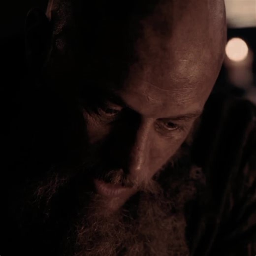BJORN & RAGNAR| FANFIC EDIT| CERRANDO CAPÍTULO (TEORÍA) Necesito pensar que Ragnar y Bjorn hayan tenido una conversación donde puedan hablar de Elizabeth y Seren sin celos y rencores de por medio. Que Ragnar se pueda ir en paz con el perdón de su primogénito y Ironside pueda ver que Ragnar cerró el capítulo de Liz hace tiempo.. Solo sea una conversación de un padre orgulloso de ver al hombre tan valiente, fuerte y decidido que es Bjorn, esposo leal y el padre protector si no al hermano fuerte y 