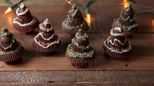 These Reese's Christmas trees are the best kind of Christmas trees: http://cntry.lv/6004BrfPG (via Delish) | Country Living Magazine