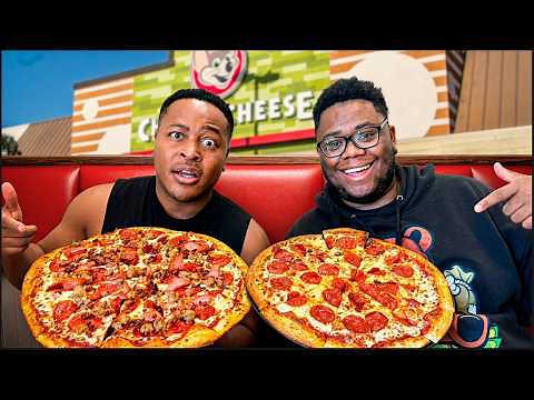 I tried the new Chuck E Cheese pizza 🍕