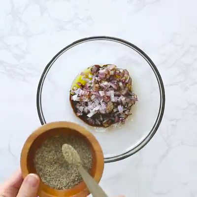 Grilled Chicken Bruschetta is a summer staple in my house! Made with juicy tomatoes, mozzarella, basil, red onion, garlic and balsamic, you'll turn boring grilled chicken into a delicious weeknight meal in minutes! Smart Points: 6 • Calories: 237 (for 2) http://www.skinnytaste.com/grilled-chicken-bruschetta/ | Skinnytaste