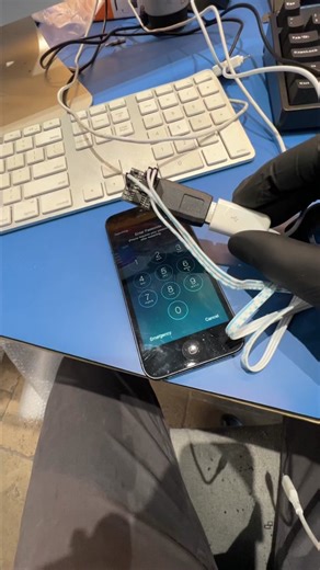 Brute Forcing An iPhone #hacking #phonerepairshop #iphonerepair #tech #computers