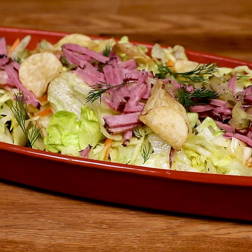 10K views · 154 reactions | Salade repas de viande fumée par Chuck Hugues. La recette complète: https://ici.radio-canada.ca/mordu/recettes/3954/salade-viande-fumee | Marina Orsini: 5 chefs dans ma cuisine | Facebook