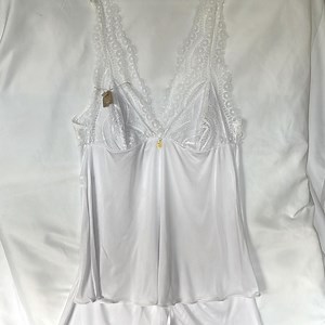 NWT VERY FEMININE SOFT WHITE FABRIC LACE PAJAMAS WITH 24 K GOLD PENDANT - SIZE M