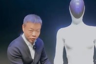 小鹏研发的全新一代人形机器人IRON登台亮相，有网友评论称“感觉是个真人在努力扮演机器人”，6日上午，何小鹏微博回应：线上评论一半以上的人竟然都在说：是不是女机器人里面藏了一个真人，这真的是让我们机器人团队既高兴，又哭笑不得_腾讯新闻