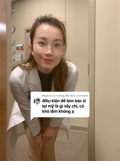 Cần những điều gì để trở thành bác sĩ tại Mỹ? 1. Tốt nghiệp Y Khoa tại Mỹ (bằng MD hoặc DO). Đối với sinh viên quốc tế (như ở Việt Nam), bạn cần có bằng MD từ một trường y được công nhận bởi Ủy ban Giáo dục các Chương trình Y khoa Nước ngoài (ECFMG). 2. Vượt qua các kỳ thi USMLE * Step 1: Kiểm tra kiến thức khoa học cơ bản. * Step 2 CK (Clinical Knowledge): Kiểm tra kiến thức lâm sàng. * Step 3: Kiểm tra kỹ năng lâm sàng và khả năng ra quyết định trong thực hành y khoa. 3. Chương trình thực tập 