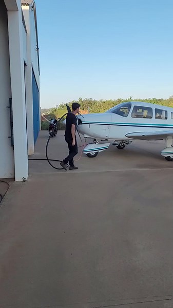 Abastecendo avião Embraer Tupi P28A para voo