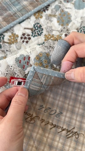 スタジオキルト on Instagram: "𓂃🪡🫧𓈒𓏸 細かい部分のキルティングは 少し残っていますが… パイピング仕上げを先にしました✨ ✼••┈┈┈┈••✼••┈┈┈┈••✼ 使用したもの Items used in this reel: @fujix_info ▫️糸「ピセ」131番 （ピーシング・アップリケ用） Pice Appliqué Thread @kinkame_shigyou Little House： ▫️KANTHU針 Sewing Needle ▫️ラバーキャップ（M） Needle Puller ▫️デニムシンブル Denim Thimble (Cow Leather) @info_clover ▫️目打 ▫️仮止めクリップ Craft Clips @juki_homesewing_jp ▫️職業用ミシン：JUKI Sewing Machine ✼••┈┈┈┈••✼••┈┈┈┈••✼ 𝑆𝑡𝑢𝑑𝑖&#