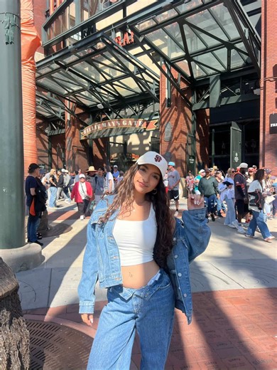 UVA Class of 2030 | hi!! my name is hanna and i’m from leesburg, va. I am 100% committed to UVA! I am planning to major in psychology with a possible double... | Instagram
