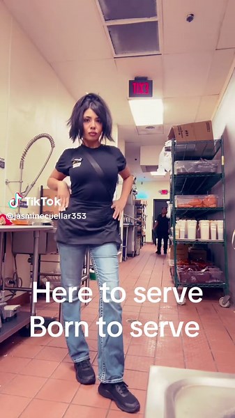 Peep my manger #fyp #restaurant #server