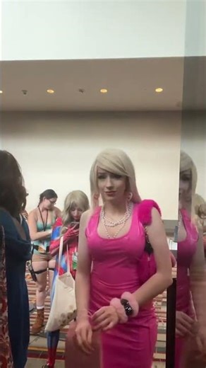 barbie girl getting concessions at connecticon (why is mini ginger ale $3) 🩷🎀💅✨ #barbiegirl