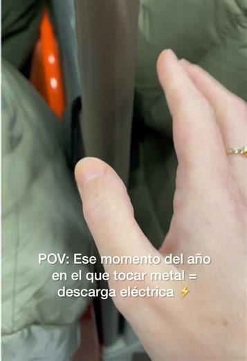 Decidme que con el frío también os pasa 😂 ¿Alguien eléctrico/a por aquí? #electricidad #electricidadestatica #parati #risas #humor