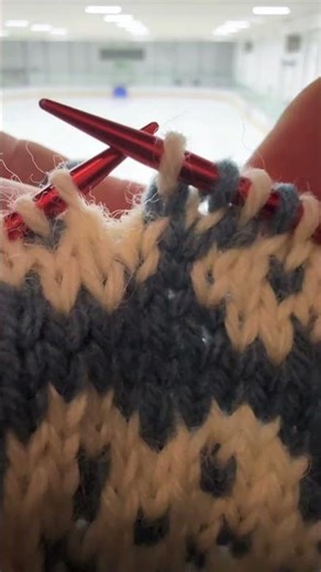 Coloured knitting 🧶. Learn how to knit with me.