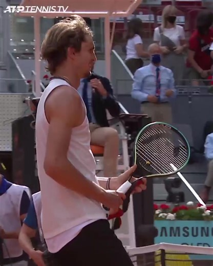 A special handshake for two great friends 🤝😉 Alexander Zverev - Dominic Thiem #tennislife #funnysports #tennislover #tennisstar #atpmadrid #tennis