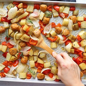 One Pan Roasted Potatoes Sausage and Peppers is one of my favorite, fuss-free sheet pan dinners. Perfect for weeknights and bonus points for easy cleanup! 8 green, blue 4 Purple SP 325 Calories PRINT: https://www.skinnytaste.com/roasted-potatoes-chicken-sausage-and/ | Skinnytaste