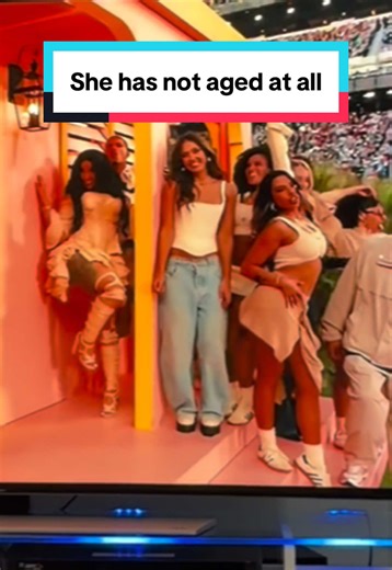 Jessica Alba at 44 years old is literally killing it! I thought, nah, that can’t be her. Whatever Kool-Aid she’s drinking, I want a sip #Super Bowl #FYP #halftimeshow #BadBunny #JessicaAlba