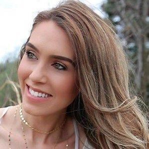 Shea Whitney – Age, Bio, Personal Life, Family & Stats | CelebsAges