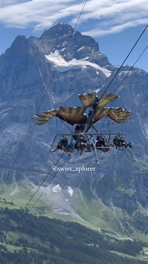 Inclua essa experiência no seu roteiro pelos Alpes: First Glider, em Grindelwald First. A aventura começa com uma subida de ré a 72 km/h e um voo de volta a 83 km/h — tudo isso cercado por um dos cenários mais incríveis da Suíça. 🏔️🗻 • Ponto de partida: Schreckfeld • Como chegar: trem até Grindelwald gôndola até First (25 min) Descubra a Suíça além dos roteiros prontos! 📄 🇨🇭 Na Swiss Xplorer, cuidamos de tudo pra você: hospedagens, transfers, trens, guias, passeios e enviamos um roteiro com