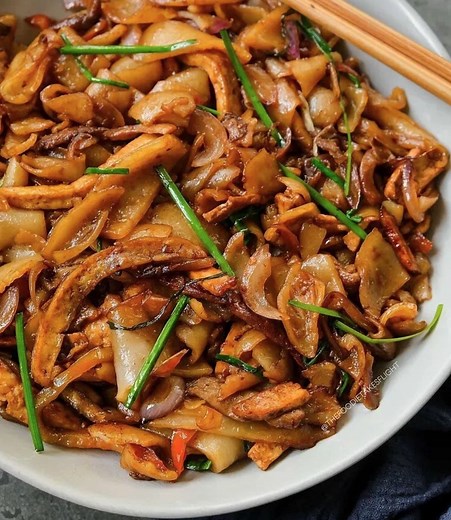 Stir-Fried Ho Fan or Ho Fun (Flat Rice Noodles)