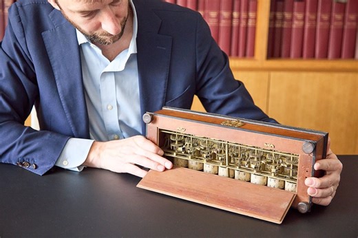 C'est l'une des dernières au monde : une Pascaline de 1642, estimée entre 2 à 3 millions d'euros, bientôt vendue aux enchères