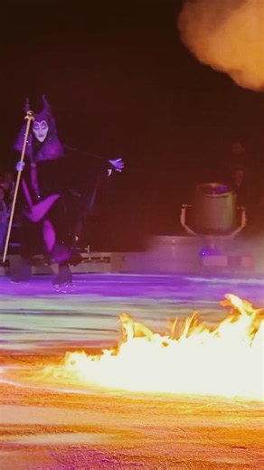 Maleficent brings FIRE to the ice 🔥😈🎥 @artsgurutv#DisneyOnIce