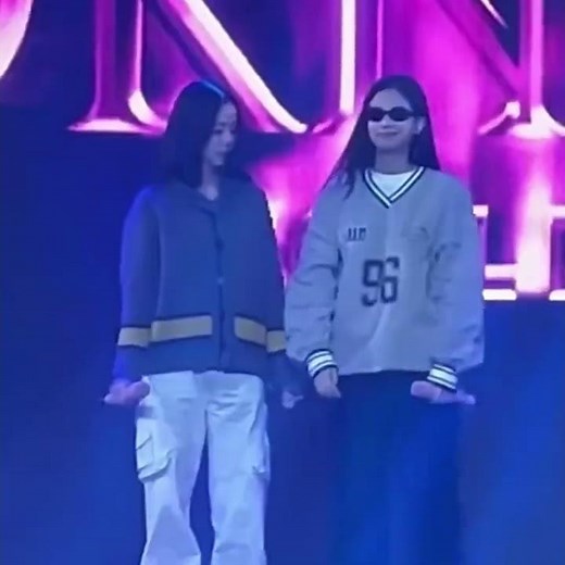 Jennie and jisso comparing height #blackpink #blackpinkmembers #jisoojennie