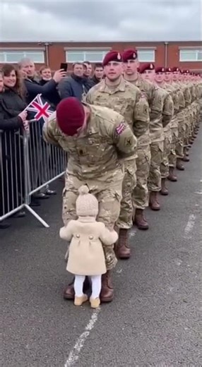 The Cutest Parade Disruption Ever. 🇬🇧 #BritishArmy #EmotionalMoments #Homecoming #UK