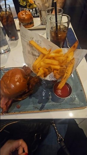 We Tried Gordon Ramsay's Famous Pub Burger in Atlantic City! It was Goooood!