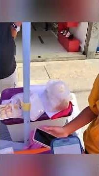 "Ayudando a personas" ❤️ su preocupación se le notaba pero justamente le llegó un angel para ayudarl