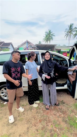 Momen Bahagia Andini dan Aji: Mobil Innova Reborn
