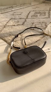 31 reactions · 3 comments | Tory Burch 百貨款 Mcgraw Camera Bag 相機包 超實用 﫶很好摸的皮革 質感滿分 約：12.8 x 19.2 x 4.7cm - TB百貨今晚最後追加喔 包款 / 皮夾 / 鞋類 連結放留言 #toryburch #bag | RedCherry美國品牌代購連線 | Facebook