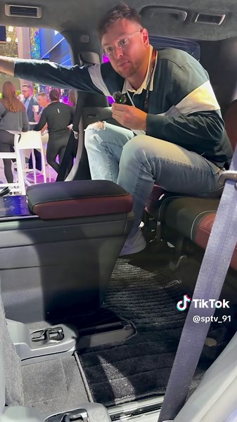 The fact that the #thirdrow has #heatedseats is WILD to me. #carshow #autoshow #infinity #qx80 #infinityqx80 #redesign #interior #carinterior #interiortour #allnew #suv #luxurysuv #luxurycar #luxurycars