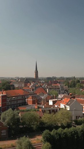 De Big Five van een warm dorp? Een bakker, slager, café, buurtwinkel én een bankautomaat. Cd&v wil dat elke Vlaming ze opnieuw dichtbij heeft. Want sterke dorpen beginnen bij sterke basisvoorzieningen. 🧡 | cd&v