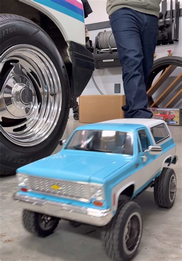 The new two tone blue and white @RC4WD Blazer body and wheels out for a drive with new RYNG ground grips for myself from @BRUNT Workwear 🥾 The blue and white body has grown on me - it stands out!