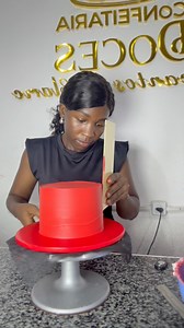 Como eu faço a técnica wave Cake Quando o wave é acompanhado de espátula de textura, primeiro passo a espátula de textura no bolo, a seguir posiciono a espátula no bolo como se tivesse alizar o bolo e vou subindo levemente fazendo o movimento de cima baixo até terminar o bolo. E já está Espero ter ajudado 🙏🏻 Tenta e se surpreenda com o resultado ❤️🙏🏻👌 #doceseencantosdaclarice #tecnicawevecake #angolaportugalbrasil | Doces encantos da Clarice