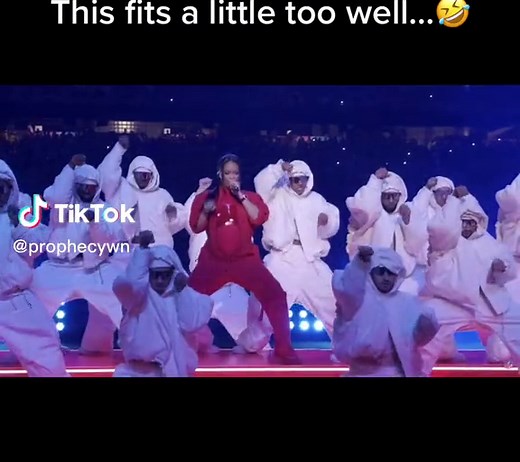 Rihanna performing Augustus Goop with the oompa loompas #rihanna #willywonka #superbowl #kansas #kansascity #rihannaedit #rihannavideo #viral #augustusgloop #oompaloompa #marshmallow #rihannadance #viral #fyp #prophecy #halftimeshow #superbowlhalftimeshow #funny