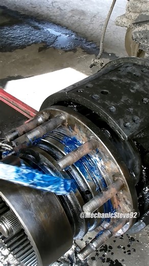 3.1M views · 45K reactions | Howo Rear Wheel Oil Leak Repair — Replacing Oil Seal & Inner Ring Sleeve #HowoTruck #OilLeakRepair #TruckMaintenance #HeavyDutyRepair #MechanicLife #TruckRepair #OldSchoolMechanic #DieselPower #WorkshopLife | Mechanic Steve | Facebook