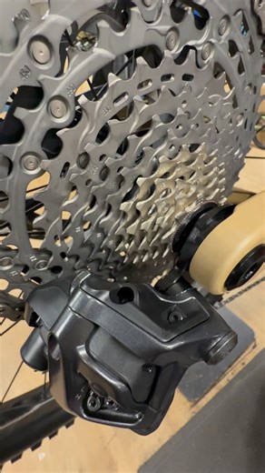 Your Bike Hates You on Instagram: "@shimanomtb latest XTR Di2 full gas down and up 🕺🏻 #yourbikehatesyou #shitmano #shimano #xtr #mtb #ebike #downhill #enduro #bikelife #mechanic #di2 #bikemechanic"