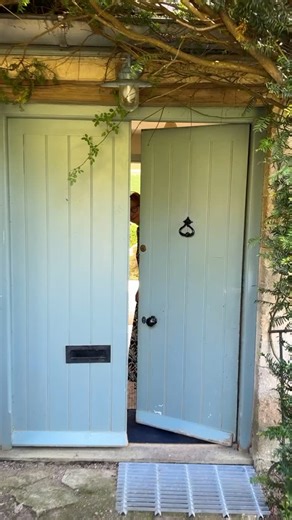 We’re off to the Cotswolds to step inside the whimsical home of textile designer @vanessa_arbuthnott_fabrics. ☕🏡 Her storybook cottage is a masterclass in layered textiles, thoughtful details, and effortless, lived-in elegance. Watch Vanessa’s full #Homeworthy tour on HOMEWORTHY.COM!! #homeworthy #cotswolds #england #countryhome #englishhome #cottage #interiordesign | Homeworthy