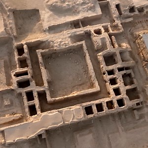 Jahrhundertelang war die Seidenstraße die wichtigste Handelsroute der Welt, ihr Herz war Usbekistan. Wie vielfältig die Geschichte des Landes ist, erfahrt ihr unserer aktuellen Ausstellung „Archäologische Schätze aus Usbekistan“ in der James-Simon-Galerie und im Neues Museum . Auf den Spuren Alexanders des Großen erlebt ihr 700 Jahre usbekische Kunst und Kultur, mit vielen Objekten, die teilweise zum ersten Mal außerhalb Usbekistans zu sehen sind. Archäologische Schätze aus Usbekistan. Von Alexa