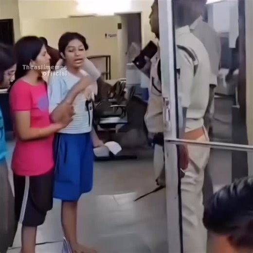 Arpit Shrivastava on Instagram: "日本利用压电瓷砖将脚步转化为电能。这些瓷砖捕捉来 自你脚步的动能。当你行走时,你的重量和动作会对瓷 砖产生压力。瓷砖会轻微弯曲,从而产生机械应力。瓷 砖内部的压电材料将这种应力转化为电能。每一步都会 产生少量电荷,而数百万步结合在一起就能产生足够的 电力来驱动 LED 灯、数字显示屏和传感器。在像涩谷车 站这样繁忙的地方,每天大约有 240 万个脚步为这一系 统作出贡献。这些电能可以被储存或立即使用,从而减 少对传统电力来源的依赖,并支持可持续的城市基础设 施。这种方法将日常运动转化为实用的可再生能源 #日本 #知识 #事实 #你知道吗 #推荐 #科技 #创新 #历史 #技 术 #实验 #热门 日本利用压电瓷砖将脚步转化为电能。 这些瓷砖捕捉来自你脚步的动能。当你行走时,你的重 量和动作会对瓷砖产生压力。瓷砖会轻微弯曲,从而产 生机械应力。瓷砖内部的压电材料将这种应力转化为电 能。每一步都会产生少量电荷,而数百万步结合在一起 就能产生足够的电力来驱动 LED 灯、数字显示屏和传感 器。在像涩谷车站这样繁忙的地方,每天大约