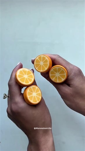 Hacer cerámica en casa es más fácil de lo que imaginas... 🏺🌿 Sin herramientas costosas ni procesos complicados. Solo tú, tus manos y muchas ganas de crear piezas increíbles con arcilla fría. ​Si quieres ver cómo empezar, te cuento más en el link de mi biografía. ✨ #arcilla #manualidades #hobby #arte #hechoamano