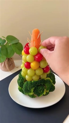 the process of making pyramid-shaped cakes from vegetables and fruit