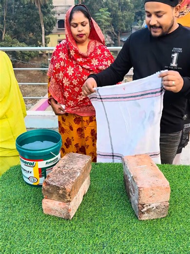 A game of standing a bucket of water on a handkerchief #gamechallenge #challengegame #challenge #guessinggamechallenge #tiktokchallenge