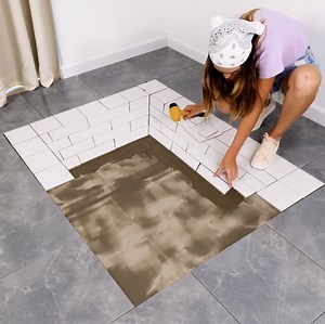 She made a 3D effect on the floor using tiles! | 5-Minute Crafts Play