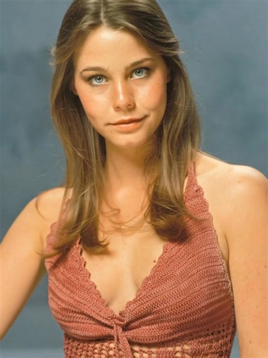 Recognize her? 😲 This talented actress captured hearts on-screen and earned a Golden Globe for her incredible performance. 🏆From charming TV roles to unforgettable moments in film, she became a true icon of her era.👀 Curious to see rare photos and learn more about her journey? 👉👉 Check the top comment for all the details! ⬇️⬇️⬇️ | Beauty of the World