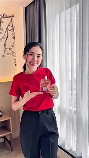 Youra on Instagram: "Kunci tetap aktif dan tampil ceria seharian! 🤩🥳 Kenalin nih duo andalan aku: 1️⃣ Jele L-Carnitine untuk energi tambahan biar tetep fresh sehabis beraktivitas. 2️⃣ Jele Collagen dengan Vitamin C untuk kulit sehat, cerah, dan jaga imun tubuh. Praktis, enak, dan mudah banget didapetin di Indomaret! Ingat ya, selalu cek tanggal kadaluarsa sebelum dikonsumsi. 😉 Jele selalu ada di setiap momentku! Kalau moment kamu mana? 🌈🌈 #JeleSetiapMoment #JeleSegarkanHarimu #Jele #JeleCol