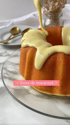 Marvic Rodríguez on Instagram: "Torta de maracuyá súper esponjosa😮‍💨 Ingredientes para molde 18✨ 110gr mantequilla temp ambiente 150gr azúcar blanca (3/4tza) 60ml zumo de maracuyá(1/4tza) 80ml leche (1/3tza) 2 huevos (L) 165gr harina de trigo (1 y 1/4tza) 1cdta polvo para hornear Horno precalentado a 180°C, hornea por 45min aprox🙌🏼 Puede que tarde un poco más, eso depende de tu horno🫶🏼 . . . #postresfaciles #tortas #recetasfaciles"