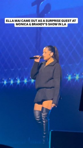 #EllaMai came out as a surprise guest & performed #LittleThings at #Monica & #Brandy’s show in LA 🔥 #TheBoyIsMine 📸: @momosett #iheartradio | REAL 92.3