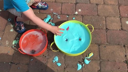 💦 SOAP FOAM OCEAN PLAY 💦 👇 Watch the video to see how to make this simple soap foam! 🐠 Get the details here 👉🏻 http://viewsfromastepstool.com/ocean-soap-foam-sensory-play/ | Sensory Play for Kids