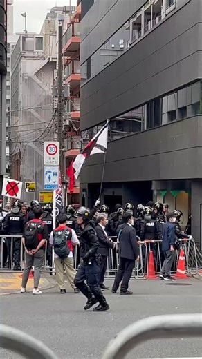 RT @moeruasia01: 岩屋前外相「国旗損壊罪は必要ない」「日の丸が壊されたり、焼かれたり、破られたりして社会問題化しているわけではない」↓昭和の日、靖国神社周辺でデモ